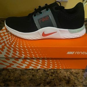 Women’s Nike running sneaker, new never worn.